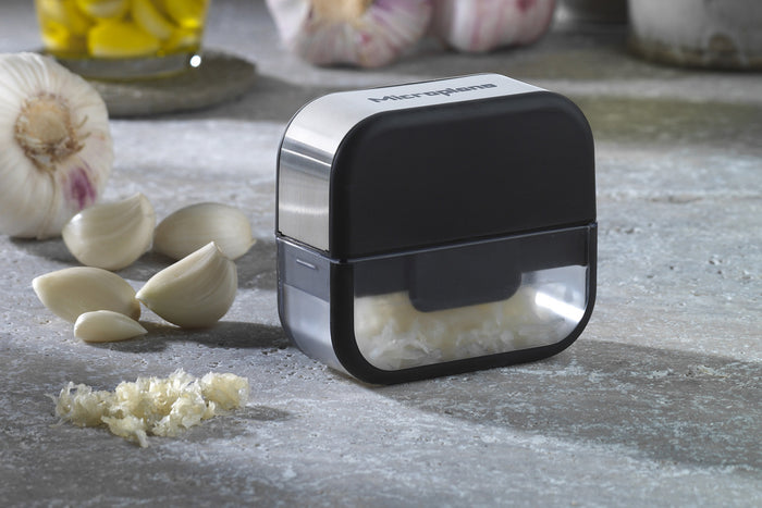 Coupe-ail Microplane noir avec grattoir