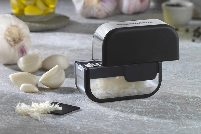 Coupe-ail Microplane noir avec grattoir