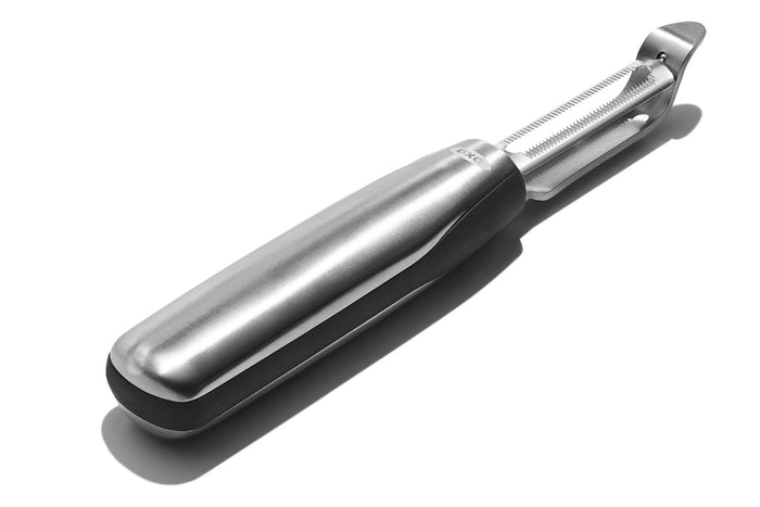 Éplucheur à peaux fines OXO Steel en inox avec manche bi-matière
