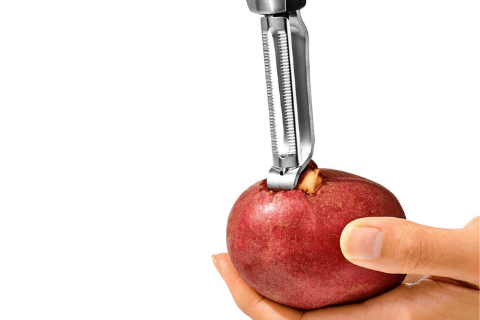 Éplucheur à peaux fines OXO Steel en inox avec manche bi-matière
