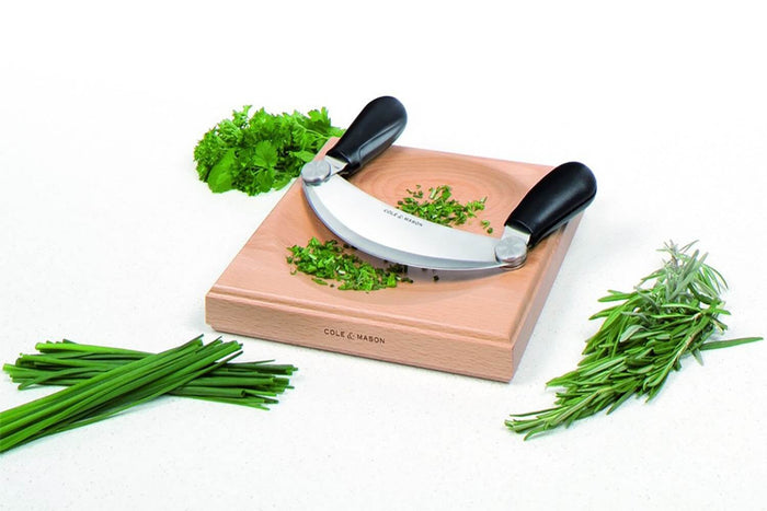 Hachoir à herbes Cole & Mason avec planche à découper en bois