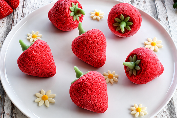 Moule pâtissier 5 fraises 3D Silikomart en silicone blanc