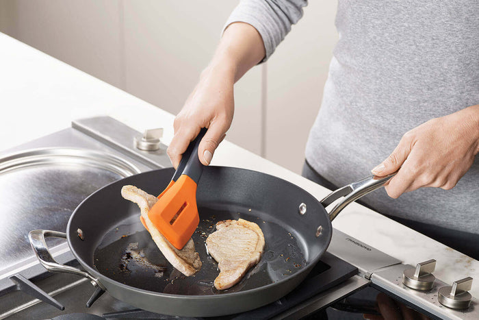 Pince spatule Joseph Joseph Turner Tongs 30cm en silicone gris et orange