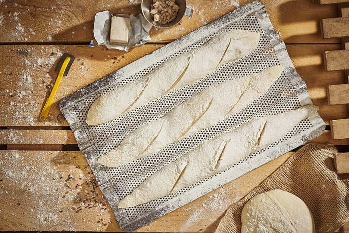 Plaque de cuisson De Buyer perforée en inox pour 3 baguettes
