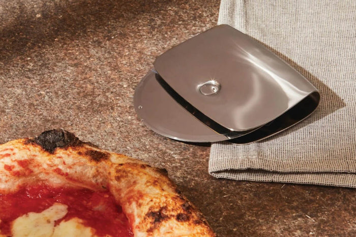 Roulette à pizza Alessi Taio tout en inox design par Valerio Sommella