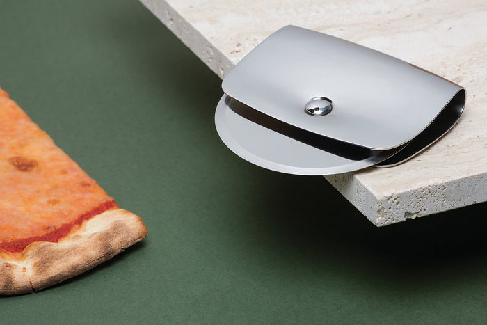 Roulette à pizza Alessi Taio tout en inox design par Valerio Sommella
