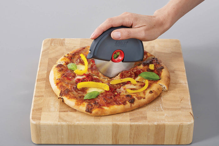 Roulette à pizza Joseph Joseph Disc gris et rouge