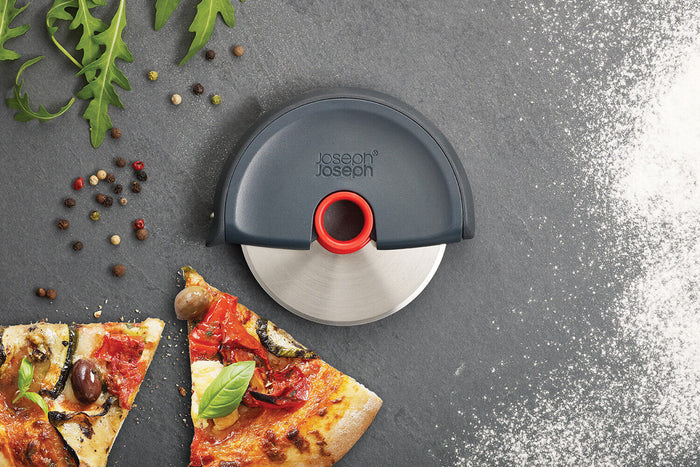 Roulette à pizza Joseph Joseph Disc gris et rouge