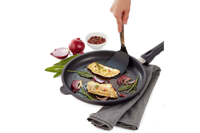 Spatule flexible Triangle série 1946 nylon et acier inoxydable 33cm